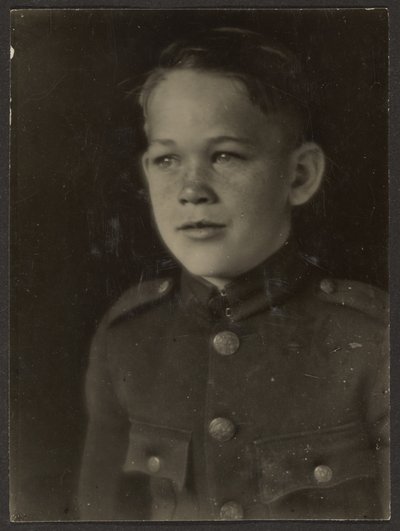 [Junge in Uniform verkleidet] von Louis Fleckenstein