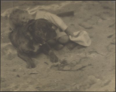 [Junge ruht auf Hund] von Louis Fleckenstein