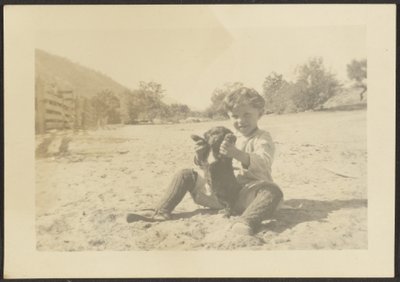 [Junge und Hund am Strand] von Louis Fleckenstein