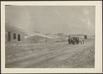 Auto in Landschaft von Louis Fleckenstein