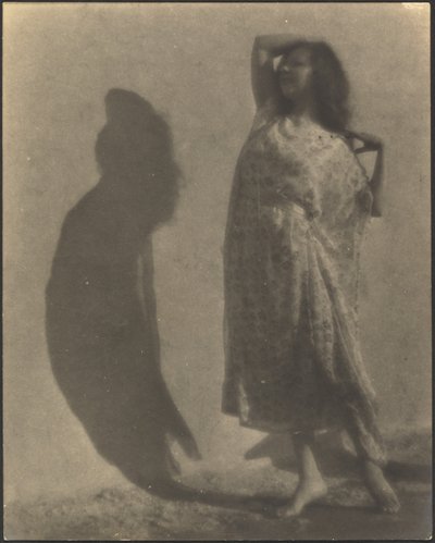 Tänzerin und ihr Schatten an der Wand von Louis Fleckenstein