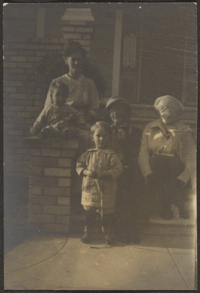 Familienporträt vor dem Haus von Louis Fleckenstein