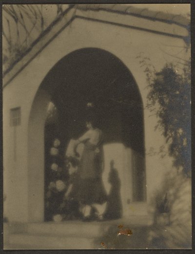 Tänzerin vor Haus von Louis Fleckenstein