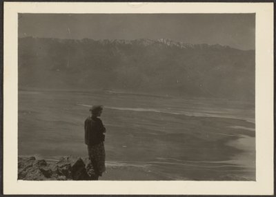 Figur mit Blick auf die Küste von Louis Fleckenstein