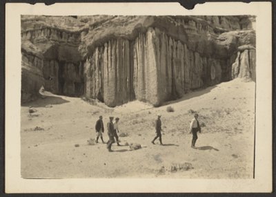 Figuren in Wüstenlandschaft von Louis Fleckenstein