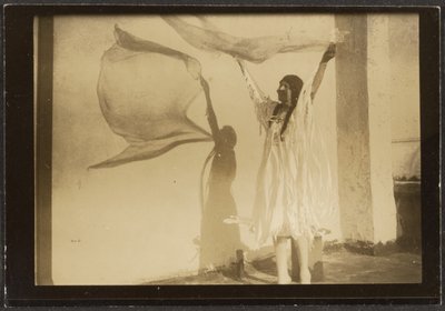 Florence tanzt im indianischen Kostüm von Louis Fleckenstein