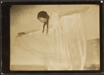 Florence tanzt im indianischen Kostüm von Louis Fleckenstein