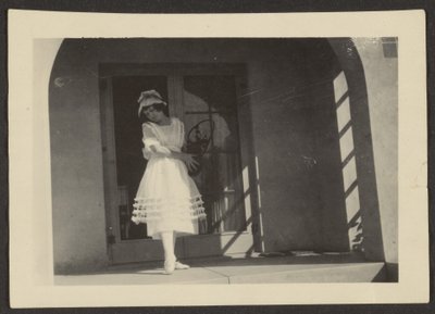 Florence tanzt auf der Veranda von Louis Fleckenstein