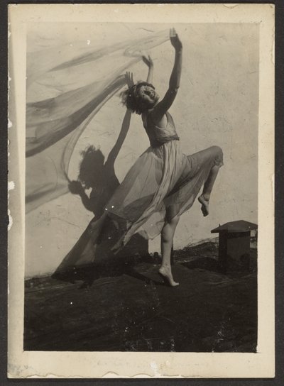 [Florence tanzt auf dem Dach] von Louis Fleckenstein