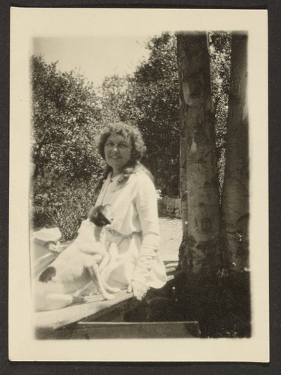 Florence mit Hund sitzend von Louis Fleckenstein