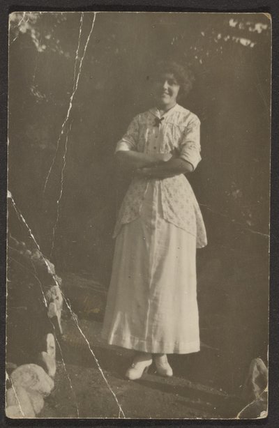 [Florence steht auf dem Pfad] von Louis Fleckenstein