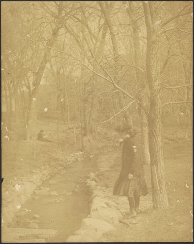Mädchen am Bach stehend von Louis Fleckenstein