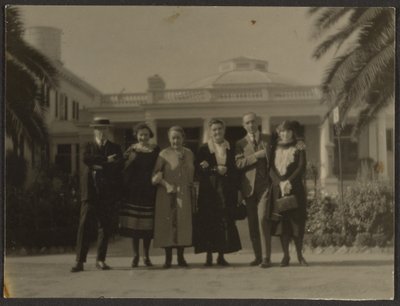Gruppenporträt vor Gebäude von Louis Fleckenstein