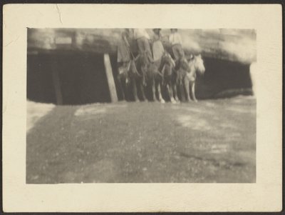 Gruppe von Menschen auf Pferden stehend von Louis Fleckenstein
