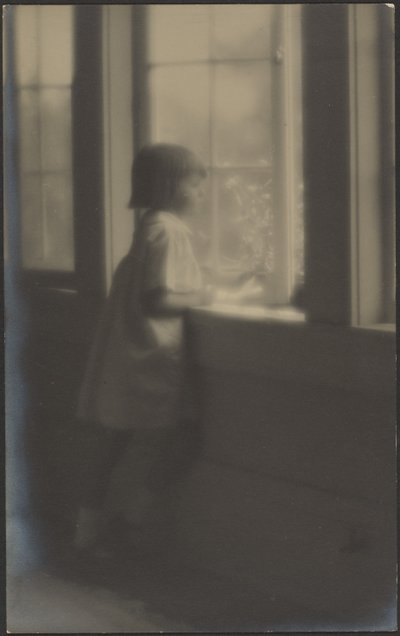 [Kleines Mädchen schaut aus dem Fenster] von Louis Fleckenstein
