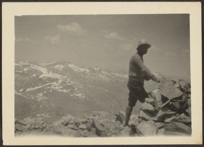 Mann in bergiger Landschaft von Louis Fleckenstein