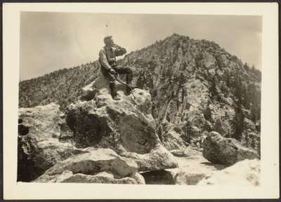 [Mann auf Felsen sitzend] von Louis Fleckenstein
