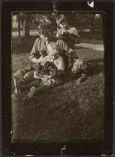 Mann mit Kindern und Welpen im Hof von Louis Fleckenstein