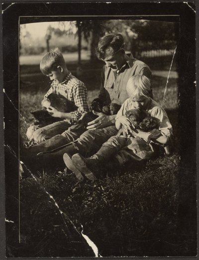 [Mann mit Kindern und Welpen im Hof] von Louis Fleckenstein