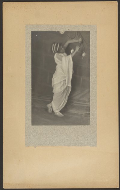 Modell in klassischem Kostüm von Louis Fleckenstein