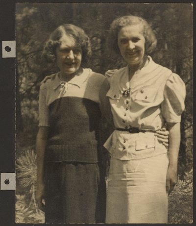 Porträt von zwei Frauen im Freien von Louis Fleckenstein