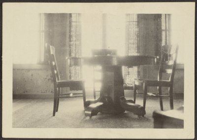 Tisch und Stühle von Louis Fleckenstein