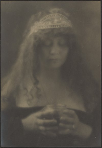 Frau mit Vase von Louis Fleckenstein