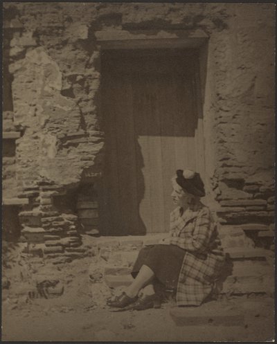 Frau vor einem verfallenden Gebäude von Louis Fleckenstein