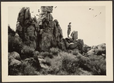 Frau steht auf Felsen von Louis Fleckenstein