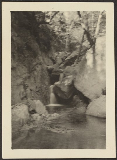 Frau an Wasserfällen von Louis Fleckenstein