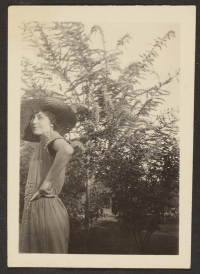 Frau mit Hut im Obstgarten stehend von Louis Fleckenstein