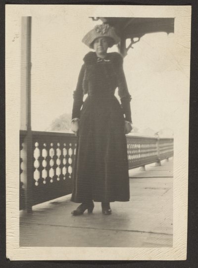 Frau auf dem Balkon von Louis Fleckenstein