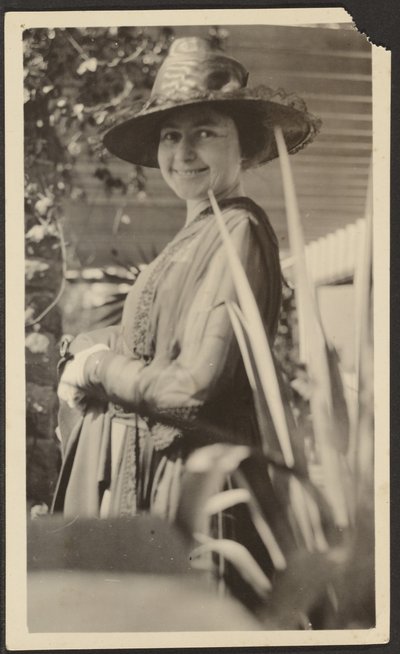 [Frau auf der Veranda] von Louis Fleckenstein