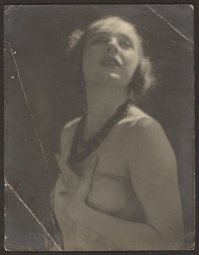 Frau mit Perlenkette von Louis Fleckenstein