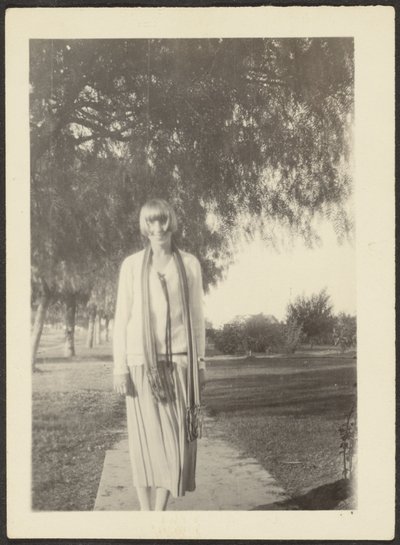 Frau mit Schal von Louis Fleckenstein
