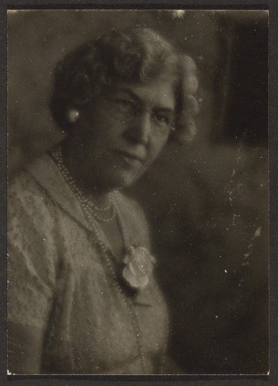 Frau mit weißer Blume und Perlen von Louis Fleckenstein