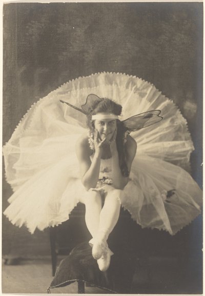 [Junge Ballerina mit Feenflügeln] von Louis Fleckenstein