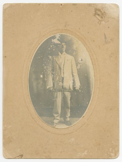 Fotografie eines Mannes von Lucius Harper