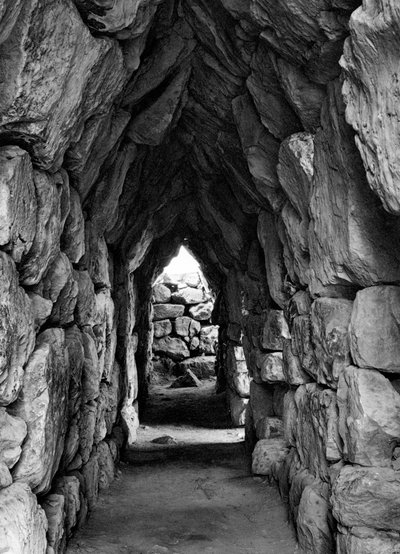 Unter den Ruinen von Tiryns, Griechenland, 1937 von Martin Hurlimann