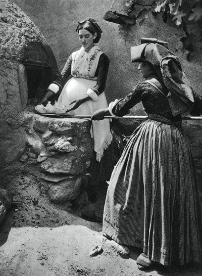 Frauen am Ofen, Sardinien, Italien, 1937 von Martin Hurlimann