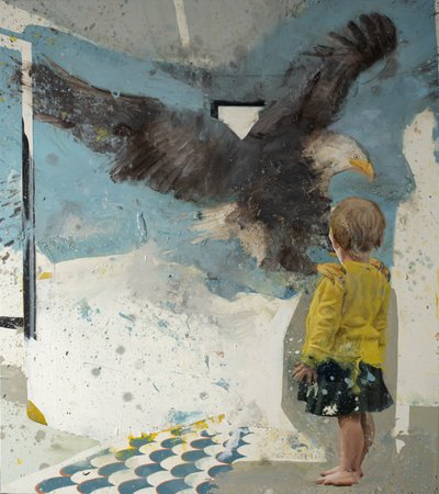 Mädchen mit Adler, 2022 von Nicola Pucci