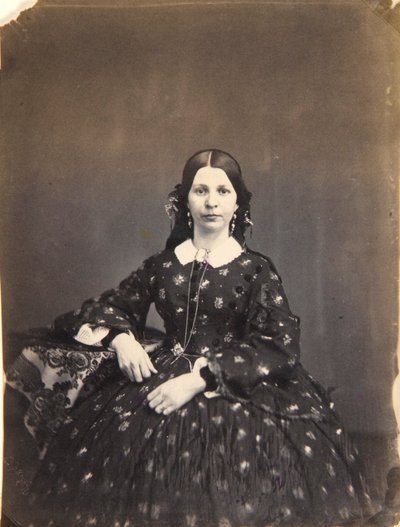 Sitzende junge Frau von Oliver H. Willard