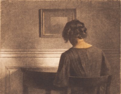 Junges Mädchen an einem halbkreisförmigen Tisch von Peter Vilhelm Ilsted