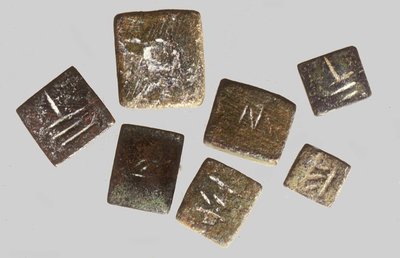 Gewichte mit ihrem jeweiligen Gewicht beschriftet von Phoenician Phoenician
