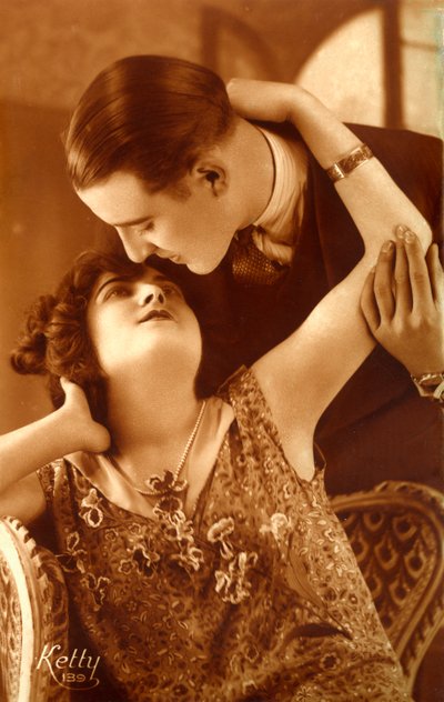 Französisches Paar der 1920er Jahre in Umarmung von Photographer French