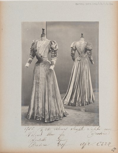 Albumseite: House of Worth, Kleid von Photographer French