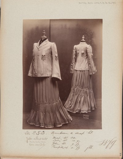Albumseite: House of Worth, Jacke von Photographer French
