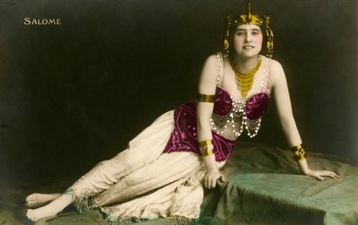Salome posiert verführerisch in einem aufreizenden Kostüm von Photographer French