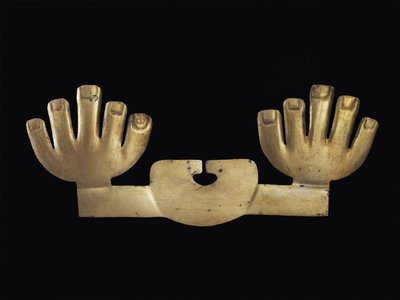 Nasenornament mit Händen, möglicherweise Moche von Pre Columbian Pre Columbian