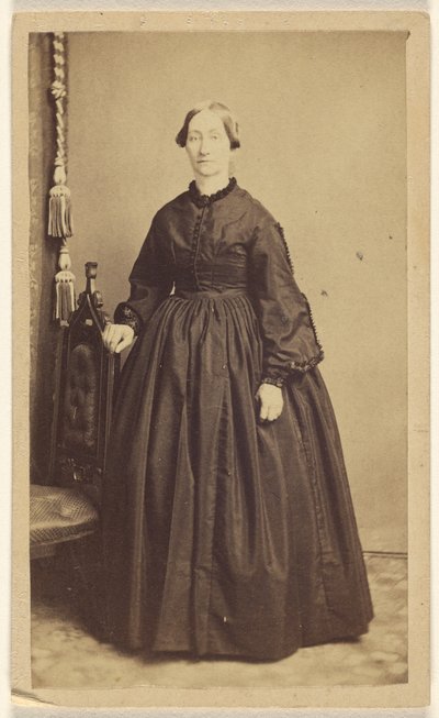 [Unbekannte Frau, stehend] von R. A. Lord